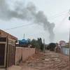 Khói bốc lên trong cuộc giao tranh tại Khartoum, Sudan, ngày 12/6/2023. (Ảnh: AFP/TTXVN)
