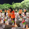 Viếng, đặt vòng hoa và thắp nến tri ân tưởng nhớ các Anh hùng liệt sỹ tại Nghĩa trang Liệt sỹ Ba Dốc. (Ảnh: Võ Dung/TTXVN)