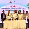 Ký kết hợp tác chương trình kích cầu du lịch 2023 giữa Sở Văn hóa-Thể thao và Du lịch Quảng Nam, Tổng Công ty Hàng không Việt Nam và Chi nhánh Công ty TNHH Thương mại dịch vụ Du lịch Hội An Express. (Ảnh: Đoàn Hữu Trung/TTXVN)