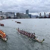 Các đội tham gia đua Thuyền Rồng tại cảng Victoria, Hong Kong. (Ảnh: Mạc Luyện/TTXVN)