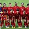 Các tuyển thủ nữ Việt Nam chụp ảnh trước trận đấu giao hữu với tuyển Nữ Đức. (Ảnh: Mạnh Hùng/TTXVN)