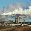 Khí thải phát ra từ một nhà máy lọc dầu ở Fort McMurray, Canada. (Ảnh: AFP/TTXVN)