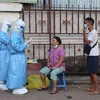 Nhân viên y tế lấy mẫu xét nghiệm COVID-19 cho người dân tại Laiza, Myanmar. (Ảnh: AFP/TTXVN)