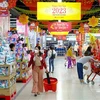 Người dân đi mua sắm ở siêu thị Lotte Mart Cần Thơ. (Ảnh: Thanh Liêm/TTXVN)