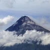 Núi lửa Mayon ở Philippines phun khói trắng, ngày 12/6/2023. (Ảnh: AFP/TTXVN)
