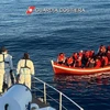 Lực lượng bảo vệ bờ biển Italy giải cgười di cư được giải cứu trên Địa Trung Hải ngày 10/4/2023. (Ảnh: AFP/TTXVN)