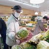 Người dân mua sắm tại siêu thị ở Tokyo, Nhật Bản. (Ảnh: Kyodo/TTXVN)