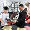 Sinh viên khoa Du lịch Trường Cao đẳng Lào Cai thực tập tại khách sạn 5 sao quốc tế Hotel de la Coupole-MGallery tại khu du lịch quốc gia Sa Pa. (nh: Quốc Khánh/TTXVN)