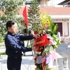 Phó Thủ tướng Trần Hồng Hà dâng hoa trước tượng đài Tổng Bí thư Nguyễn Văn Cừ. (Ảnh: Thái Hùng/TTXVN)