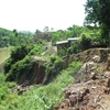 Tình trạng sạt lở bờ sông Cái ở Khánh Vĩnh, Khánh Hòa. (Ảnh: Phan Sáu/TTXVN)