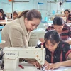Lớp dạy nghề may cho đồng bào dân tộc thiểu số tại huyện Nam Đông, Thừa Thiên-Huế. (Ảnh: Mai Trang/TTXVN)