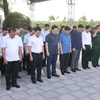 Chủ tịch Quốc hội Vương Đình Huệ và đại biểu tưởng niệm anh hùng liệt sỹ tại Nghĩa trang Liệt sỹ thành phố Huế. 