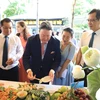 Đại sứ Mỹ thưởng thức ẩm thực Việt Nam tại Ngày hội. (Ảnh: Nguyễn Việt/TTXVN)
