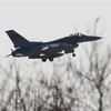 Máy bay chiến đấu F-16 của Mỹ chuẩn bị hạ cánh xuống căn cứ không quân Osan ở Pyeongtaek (Hàn Quốc) ngày 4/11/2022. (Ảnh: AFP/TTXVN)
