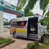 Nhóm bảo vệ Bệnh viện Hoàn Mỹ Bình Phước ngăn cản xe của nhóm thiện nguyện vào bệnh viện chở bệnh nhân. (Ảnh: TTXVN phát)
