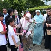 Phu nhân Thủ tướng Việt Nam, bà Lê Thị Bích Trân cùng Phu nhân Thủ tướng Malaysia, bà Dato’ Seri Dr. Wan Azizah binti Dr. Wan Ismail thăm hỏi và động viên các trẻ em tại Làng Trẻ em SOS Hà Nội. (Ảnh: Phạm Kiên/TTXVN)