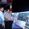 Thủ tướng Phạm Minh Chính kiểm tra, nghe báo cáo dự án đầu tư tuyến Quốc lộ 15D nối La Lay về Khu Bến cảng Mỹ Thủy và cao tốc Cam Lộ - Lao Bảo. (Ảnh: Dương Giang/TTXVN)