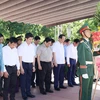 Thủ tướng Phạm Minh Chính và đoàn công tác tưởng niệm các anh hùng liệt sỹ Thành Cổ Quảng Trị. (Ảnh: Dương Giang/TTXVN)