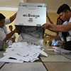 Nhân viên bầu cử Campuchia tiến hành kiểm phiếu tại một điểm bầu cử Quốc hội ở thủ đô Phnom Penh, ngày 23/7/2023. (Ảnh: AFP/TTXVN)