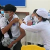 Nhân viên y tế tiêm vaccine phòng COVID-19 (mũi 3) cho học sinh tại thành phố Tuy Hòa, tỉnh Phú Yên. (Ảnh: Xuân Triệu/TTXVN)