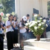 Thanh niên, sinh viên Kiều bào dâng hương tại mộ 10 Nữ Anh hùng Liệt sỹ Thanh niên Xung phong. (Ảnh: Công Tường/TTXVN)