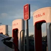 Biểu tượng hãng Tesla tại trạm sạc điện ở Hawthorne, California, Mỹ. (Ảnh: AFP/ TTXVN)