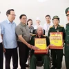 Thủ tướng Phạm Minh Chính thăm hỏi, tặng quà cho các thương binh, bệnh binh. (Ảnh: Dương Giang/TTXVN)