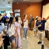 Đoàn thanh niên, sinh viên Kều bào thăm quan Trung tâm Trưng bày Hoạt động Khắc phục Hậu quả Bom mìn tại Quảng Trị. (Ảnh: Nguyên Linh/TTXVN)