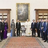 Chủ tịch nước Võ Văn Thưởng và Phu nhân cùng Đoàn đại biểu cấp cao Việt Nam chụp ảnh chung với Giáo hoàng Francis. (Ảnh: Thống Nhất/TTXVN)