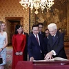Tổng thống Italy Sergio Mattarella tặng Chủ tịch nước Võ Văn Thưởng và Phu nhân bộ ảnh chuyến thăm. (Ảnh: Thống Nhất/TTXVN)