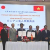 Chủ tịch UBND tỉnh Long An Nguyễn Văn Út và Thống đốc tỉnh Ibaraki Oigawa Kazuhiko ký kết bản tuyên bố chung. (Ảnh: Thanh Bình/TTXVN)