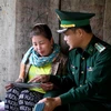 Các chiến sỹ Bộ đội Biên phòng tỉnh Nghệ An tuyên truyền pháp luật cho bà con vùng sau vùng xa huyện biên giới Kỳ Sơn. (Ảnh: Văn Tý/TTXVN)