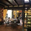 Du khách đến từ Singapore tham quan, trải nghiệm không gian sống của người Hà Nội xưa tại ngôi nhà di sản 87 Mã Mây. (Ảnh: Thanh Tùng/TTXVN)