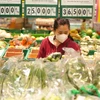 Người tiêu dùng chọn mua hàng tại hệ thống siêu thị Co.op Mart. (Ảnh: Minh Phú/TTXVN)