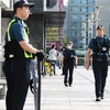 Cảnh sát tuần tra tại ga tàu điện ngầm Seohyeon, phía Nam thủ đô Seoul, Hàn Quốc sau vụ đâm xe và đâm dao, ngày 4/8. (Ảnh: Yonhap/TTXVN)
