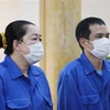 Bị cáo Nguyễn THị Kim Hạnh (trái) tại phiên tòa sáng ngày 28/7. (Ảnh: Công Mạo/TTXVN)