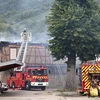 Lực lượng cứu hỏa nỗ lực dập lửa tại hiện trường vụ cháy nhà nghỉ dưỡng ở Wintzenheim, miền Đông Pháp, ngày 9/8. (Ảnh: AFP/TTXVN)