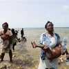 Người di cư từ châu Phi bị mắc kẹt trên bờ biển tại khu vực biên giới Libya và Tunisia, ngày 26/7. (Ảnh: AFP/TTXVN)