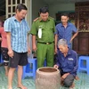 Ông Nguyễn Văn Chiến (ngồi) trình báo với cơ quan chức năng khi bắt được tê tê. (Ảnh: Thanh Liêm/TTXVN)
