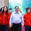 Thủ tướng Phạm Minh Chính tặng hoa cho các cầu thủ Đội tuyển Bóng đá Nữ Quốc gia Việt Nam. (Ảnh: Dương Giang/TTXVN)