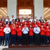 Thủ tướng Phạm Minh Chính với các cầu thủ và Ban Huấn luyện Đội tuyển Bóng đá Nữ Quốc gia Việt Nam. (Ảnh: Dương Giang/TTXVN)