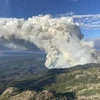 Khói bốc lên từ các đám cháy rừng tại British Columbia, Canada, ngày 16/7/2023. (Ảnh: AFP/TTXVN)