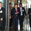 Cựu Thủ tướng Thái Lan Thaksin Shinawatra (giữa) tại sân bay Don Mueang, Bangkok, Thái Lan, ngày 22/8. (Ảnh: AFP/TTXVN)