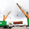 Bốc dỡ container tại cụm cảng Cái Mép, thị xã Phú Mỹ, Bà Rịa-Vũng Tàu. (Ảnh: Hồng Đạt/TTXVN)