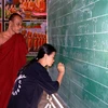 Các vị sư Chùa Ô Chum (thị xã Ngã Năm), tỉnh Sóc Trăng, dạy chữ cho con em đồng bào dân tộc ở tại địa phương. (Ảnh: Tuấn Phi/TTXVN)