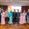 Đại sứ Nguyễn Hoàng Long cùng các thành viên Ban Chấp hành Lâm thời và Ban Cố vấn Hội Sinh viên Việt Nam tại Ireland. (Nguồn: TTXVN phát) 