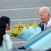 Thiếu nữ Thủ đô tặng hoa, chào mừng Tổng thống Hoa Kỳ Joe Biden đến Hà Nội, bắt đầu chuyến thăm cấp Nhà nước tới Việt Nam. (Ảnh: An Đăng/TTXVN)