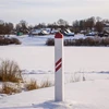 Cột mốc biên giới giữa Latvia và Belarus ở Piedruja, Latvia. (Ảnh: AFP/TTXVN)
