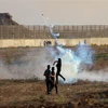 Người biểu tình Palestine ném trả đạn hơi cay về phía binh sĩ Israel trong cuộc đụng độ tại khu vực biên giới Dải Gaza-Israel, ngày 1/9/2023. (Ảnh: THX/TTXVN)