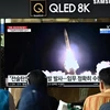 Người dân theo dõi vụ phóng tên lửa của Triều Tiên qua truyền hình tại Seoul, Hàn Quốc ngày 31/8/2023. (Ảnh: AFP/TTXVN)